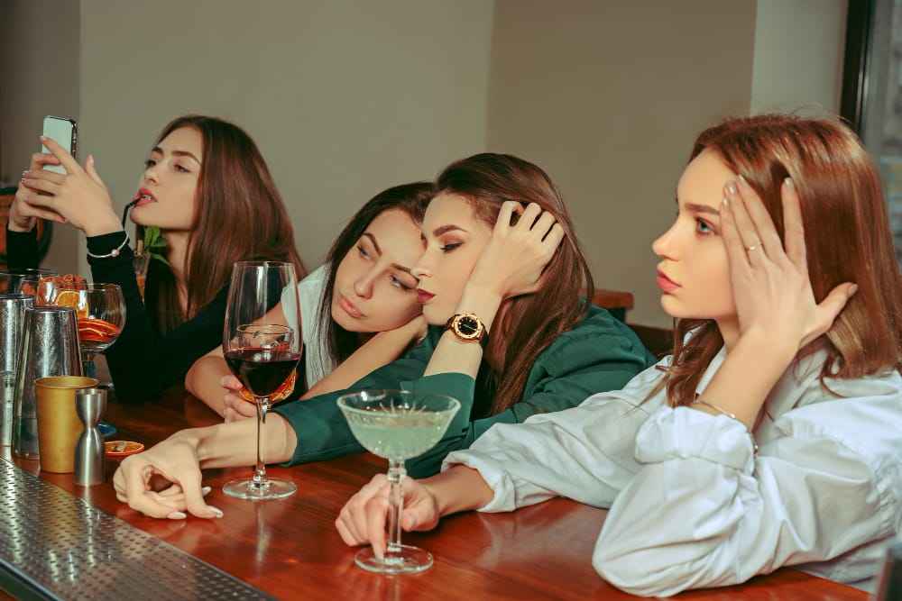 Las mujeres que regularmente consumen alcohol son más propensas a experimentar resacas en comparación con los hombres